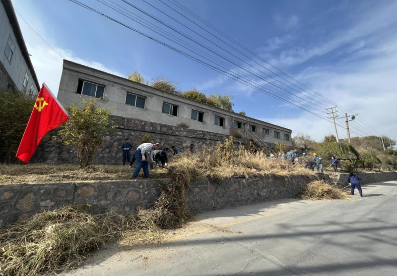 有工投黨員干部、團(tuán)員青年的耕耘那處便是公司最美麗的一角-----物產(chǎn)工投公司開展環(huán)境專項(xiàng)整治主題黨日、團(tuán)日活動(dòng)